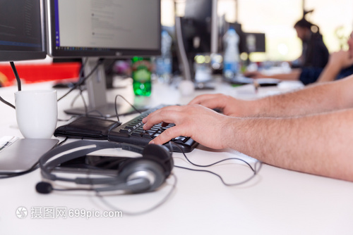 計(jì)算機(jī)軟件開(kāi)發(fā)器編碼或程序員